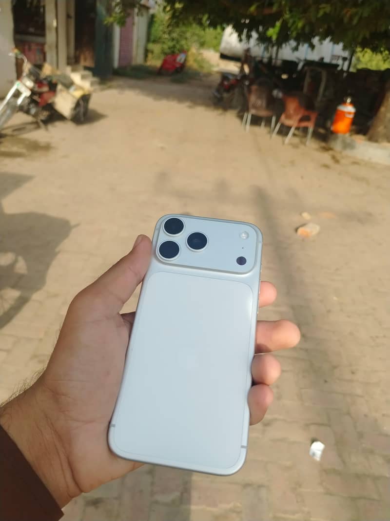 Apple iPhone 17 Pro Max 4