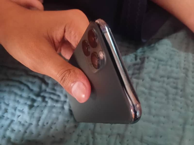 Apple iPhone 11 Pro 4