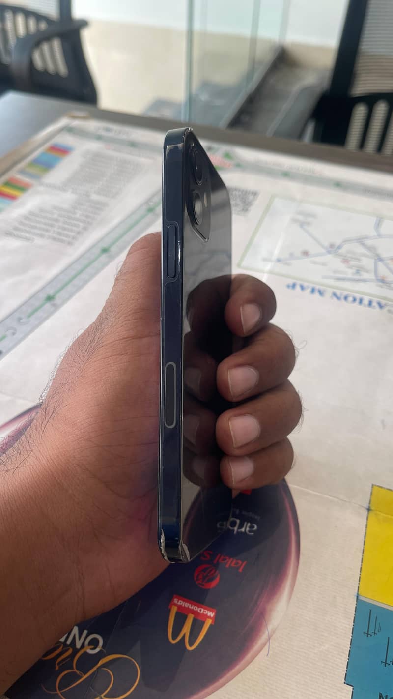 Apple iPhone 12 4