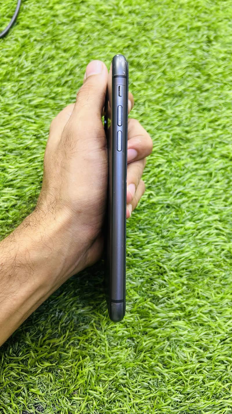 Apple iPhone 11 4