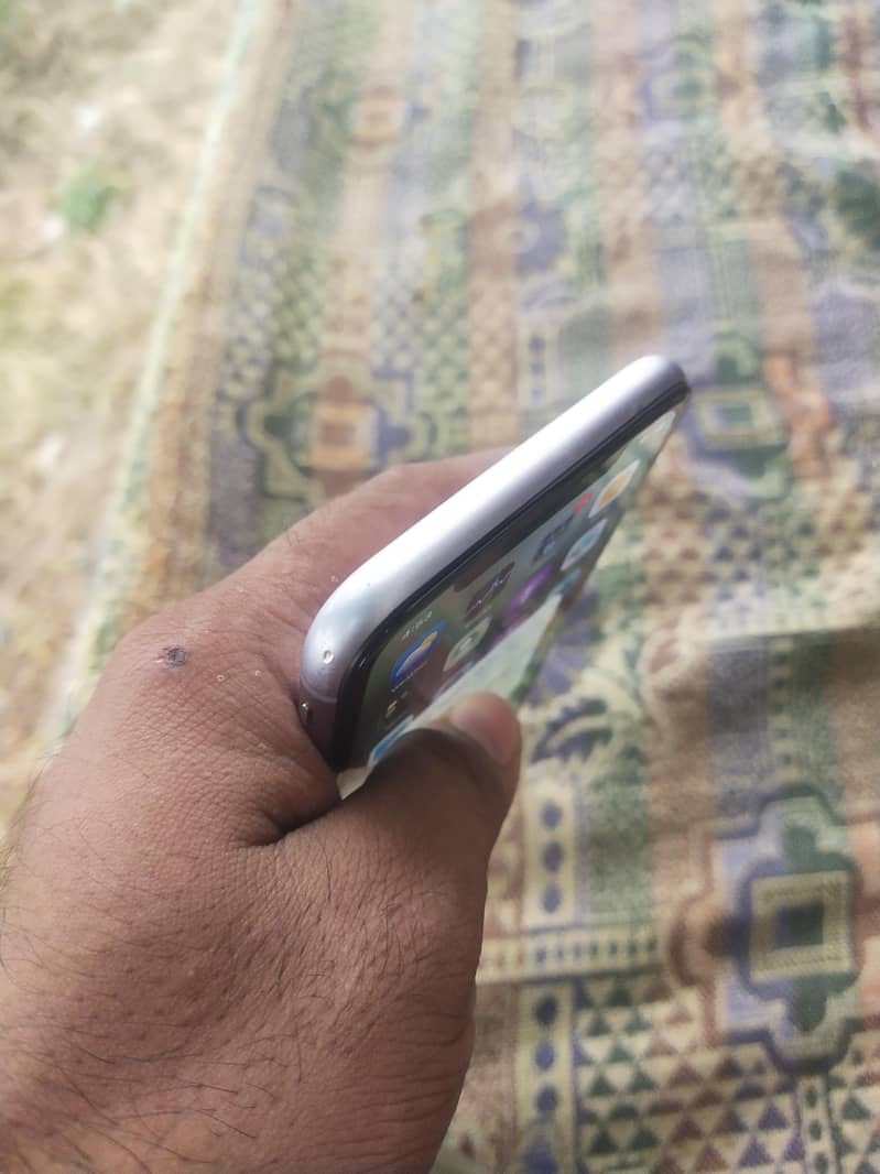 Apple iPhone 11 3