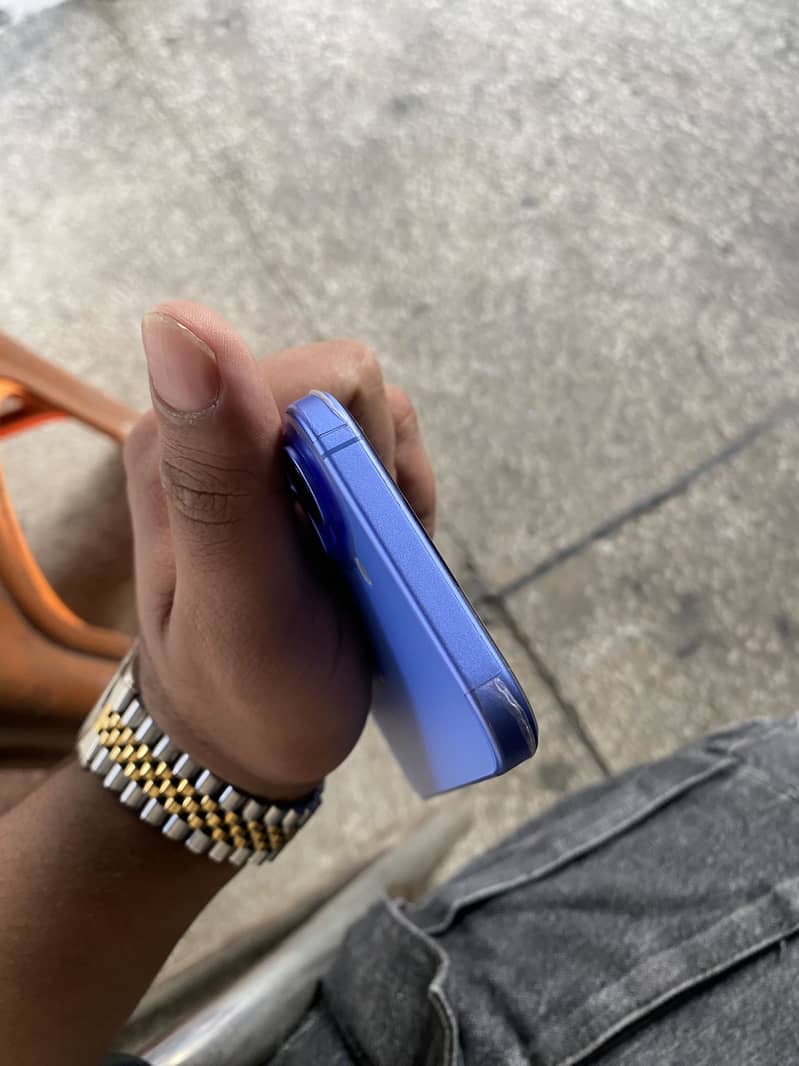 Apple iPhone 16 0