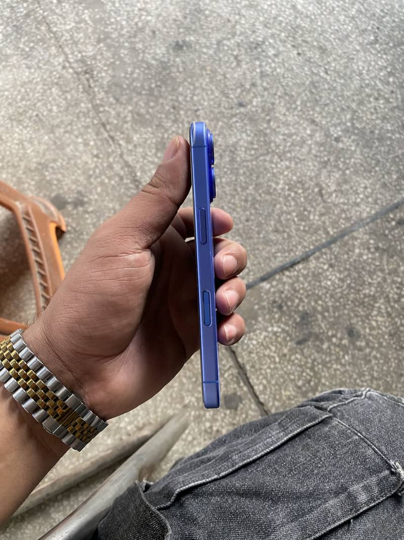 Apple iPhone 16 4