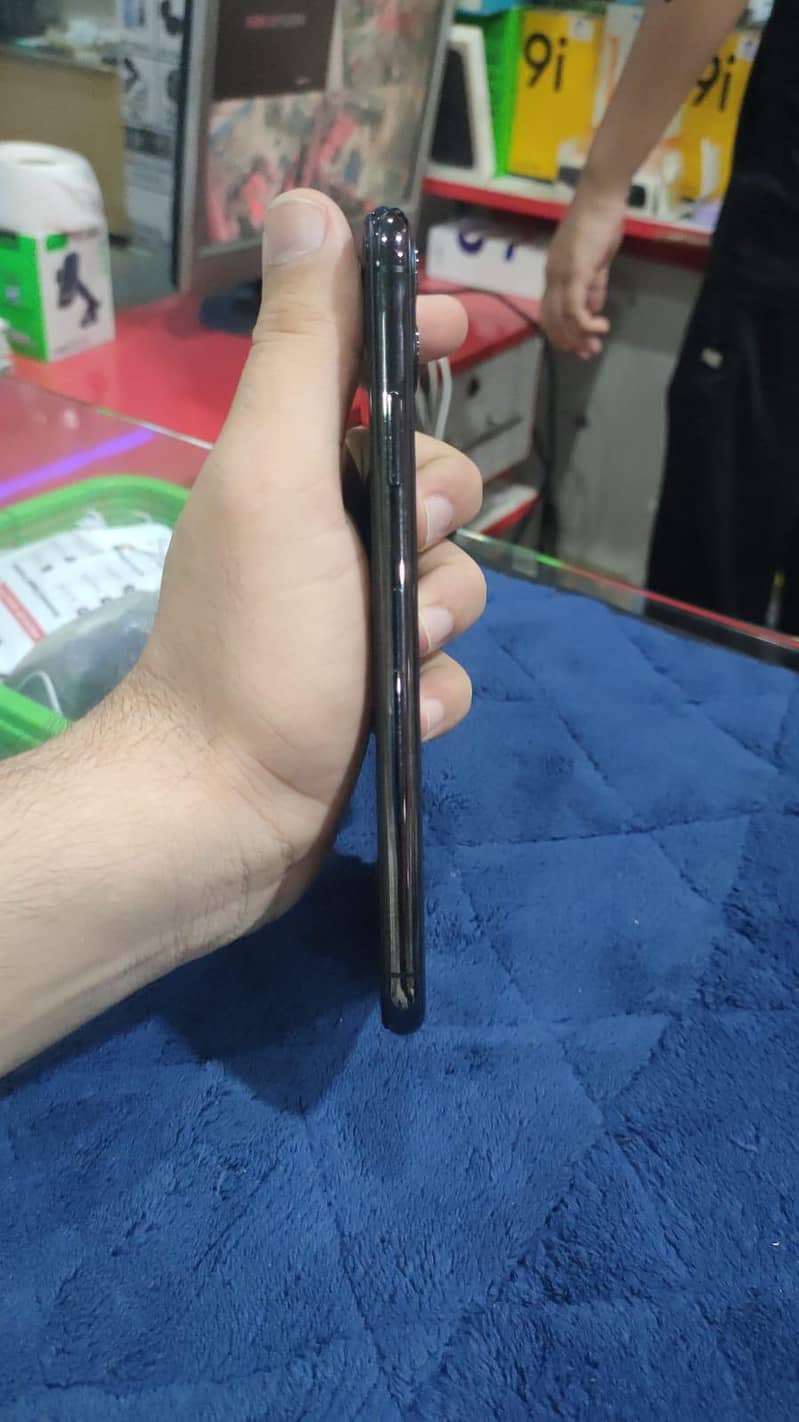Apple iPhone 11 Pro Max 2