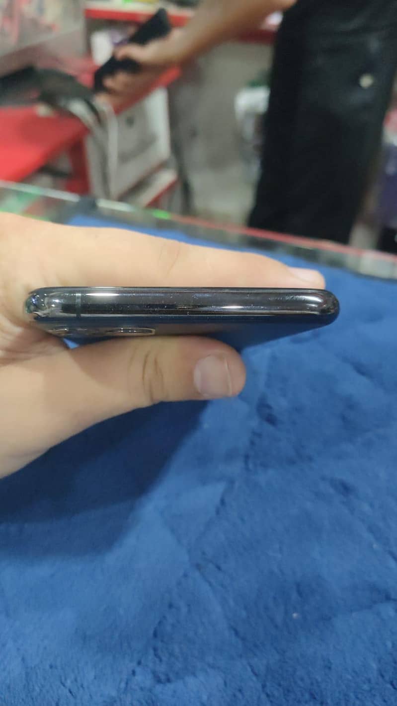 Apple iPhone 11 Pro Max 3