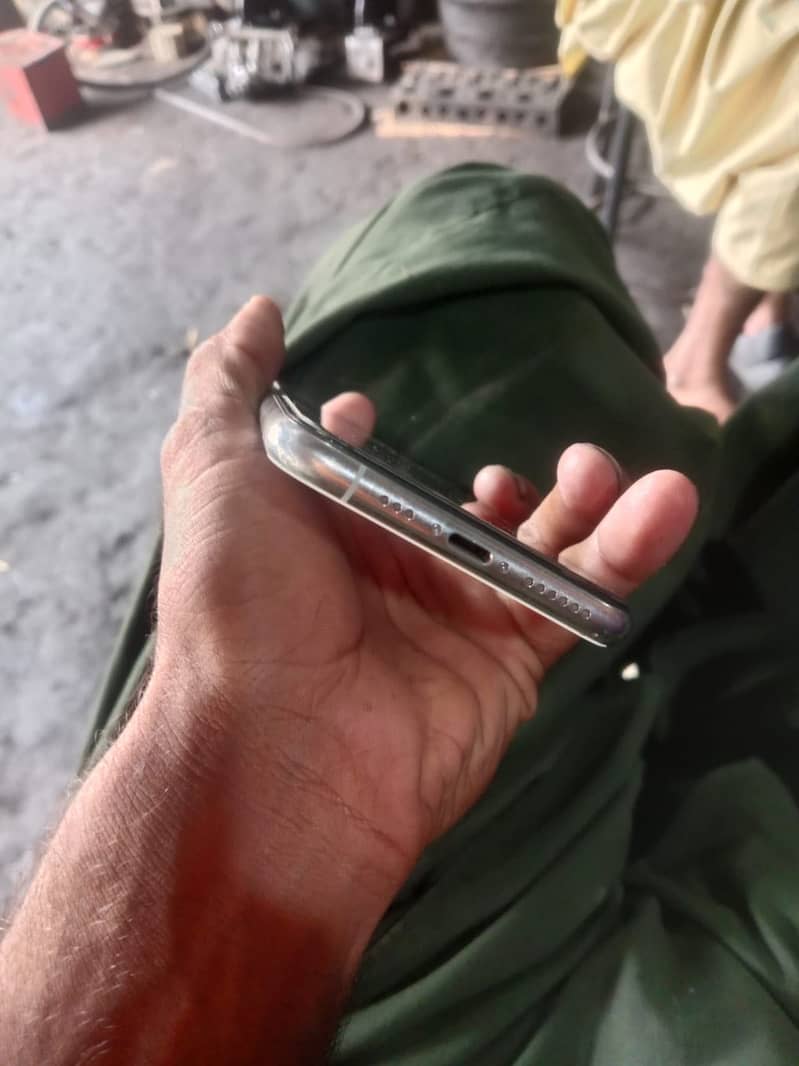 Apple iPhone 11 Pro 1
