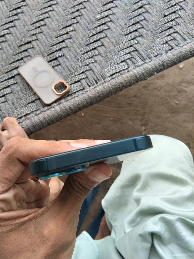 Apple iPhone 13 7
