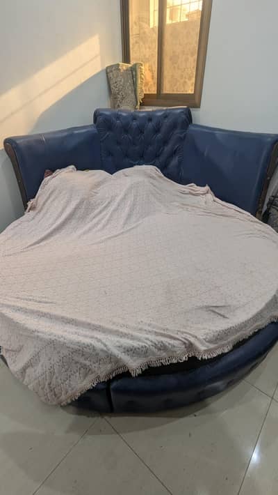 Round bed with matters