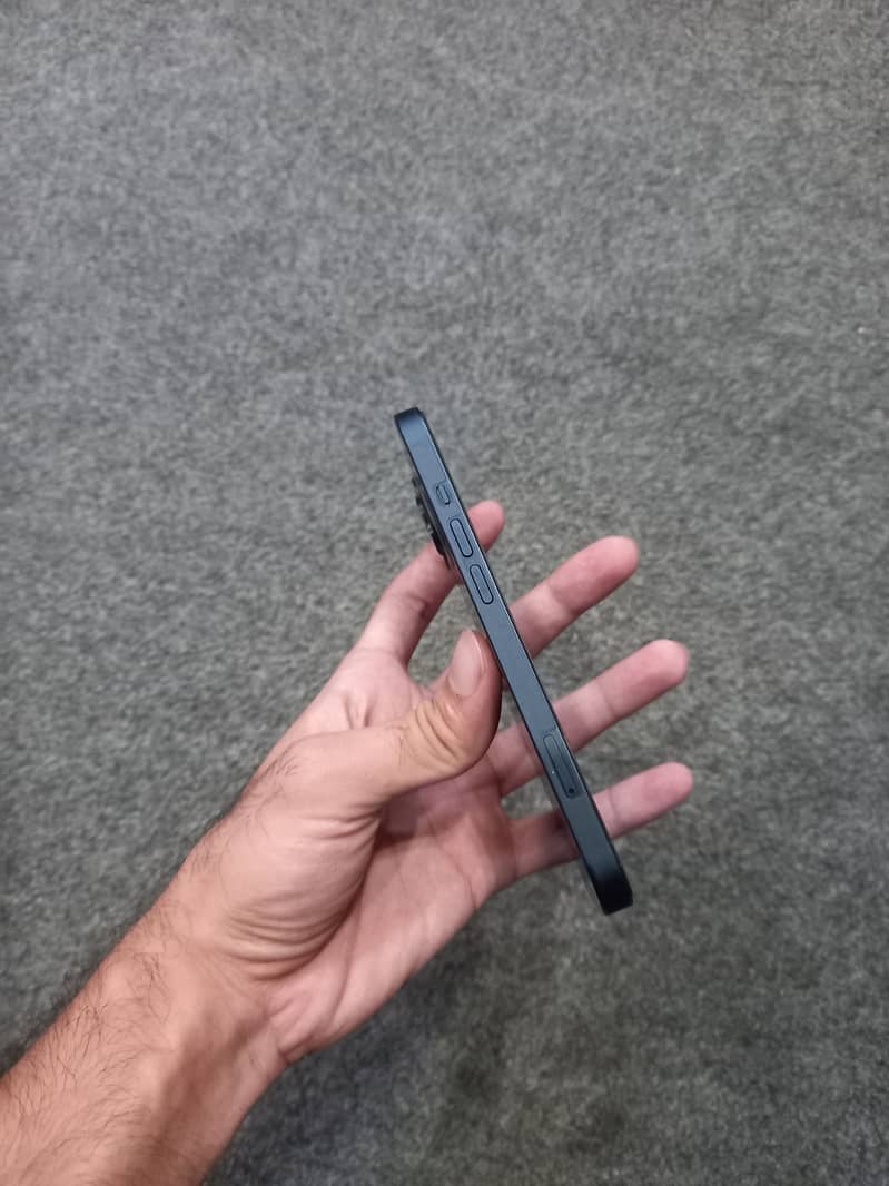 Apple iPhone 13 5