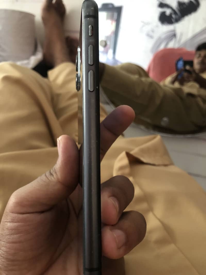 Apple iPhone 11 3