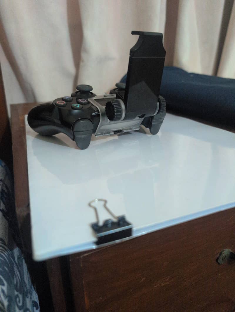 Phone Holder - PS4 Controller 2