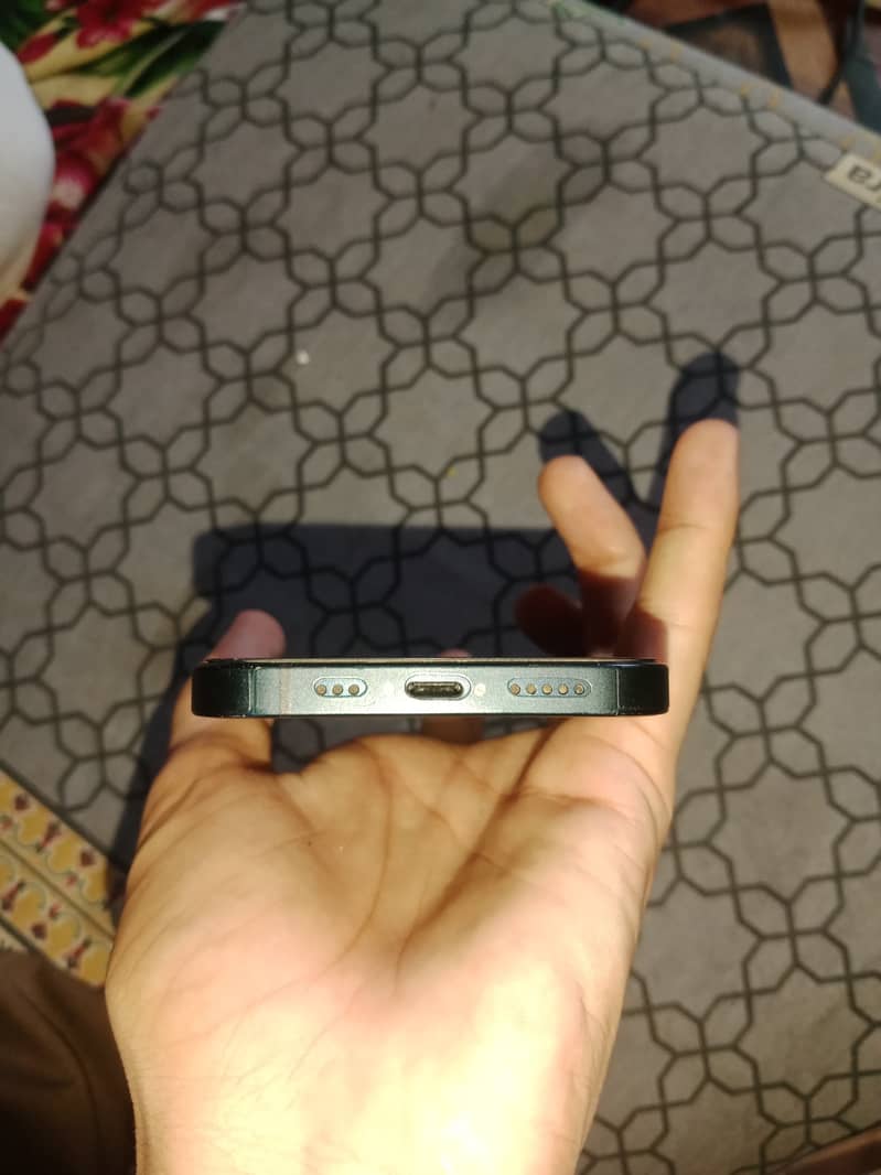 Apple iPhone 13 7
