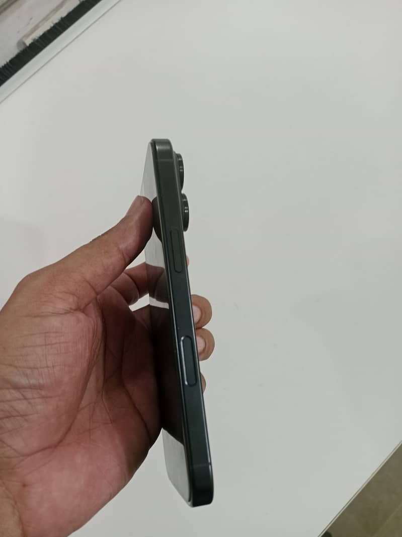 Apple iPhone 16 Pro 2