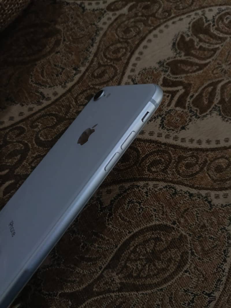 Apple iPhone 8 3