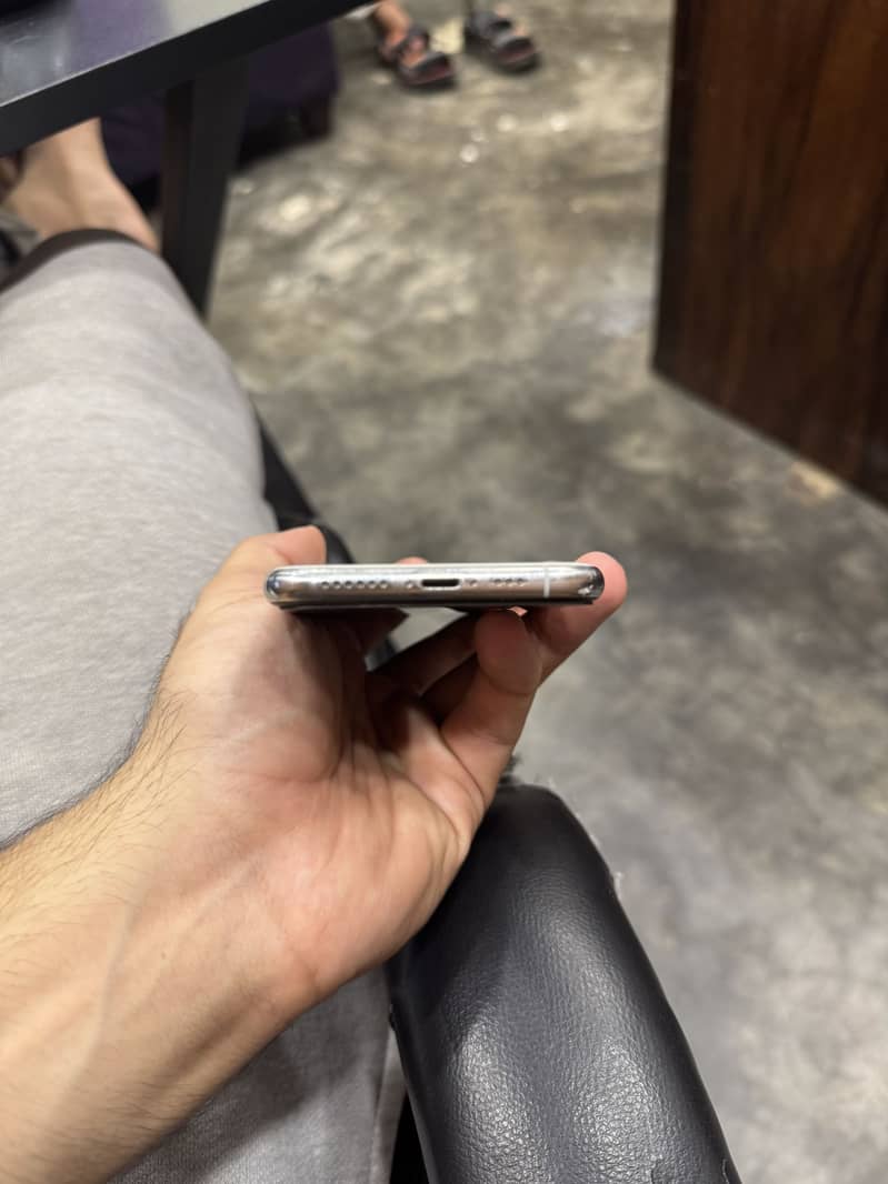 Apple iPhone 11 Pro 4