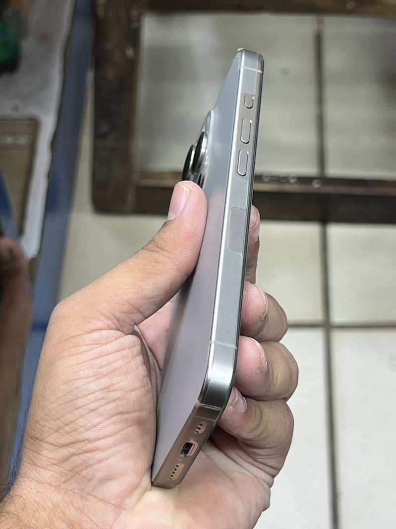 Apple iPhone 15 Pro 3