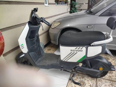 its an revooa10 range 70km speed 35 km