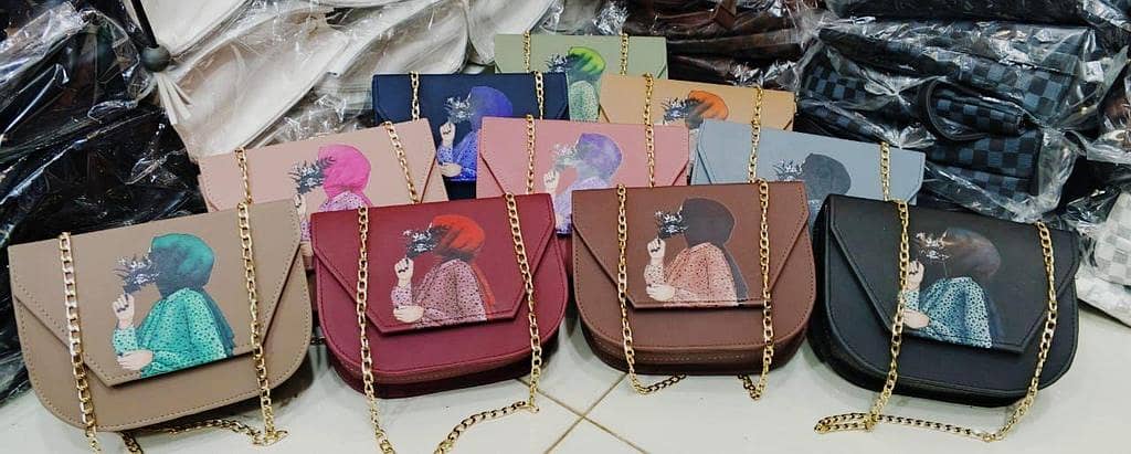Women’s Crossbody Shoulder Bag with Gold Chain: Silky Material, Trendy Print, and Ample Storage