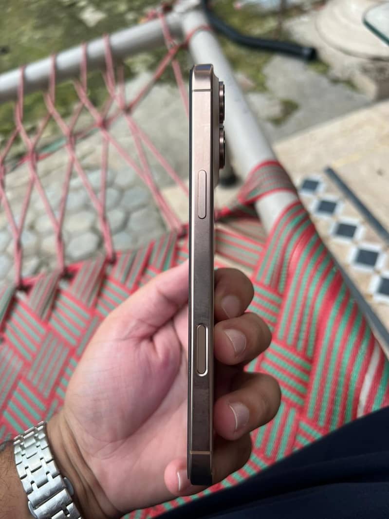 Apple iPhone 16 Pro Max 3