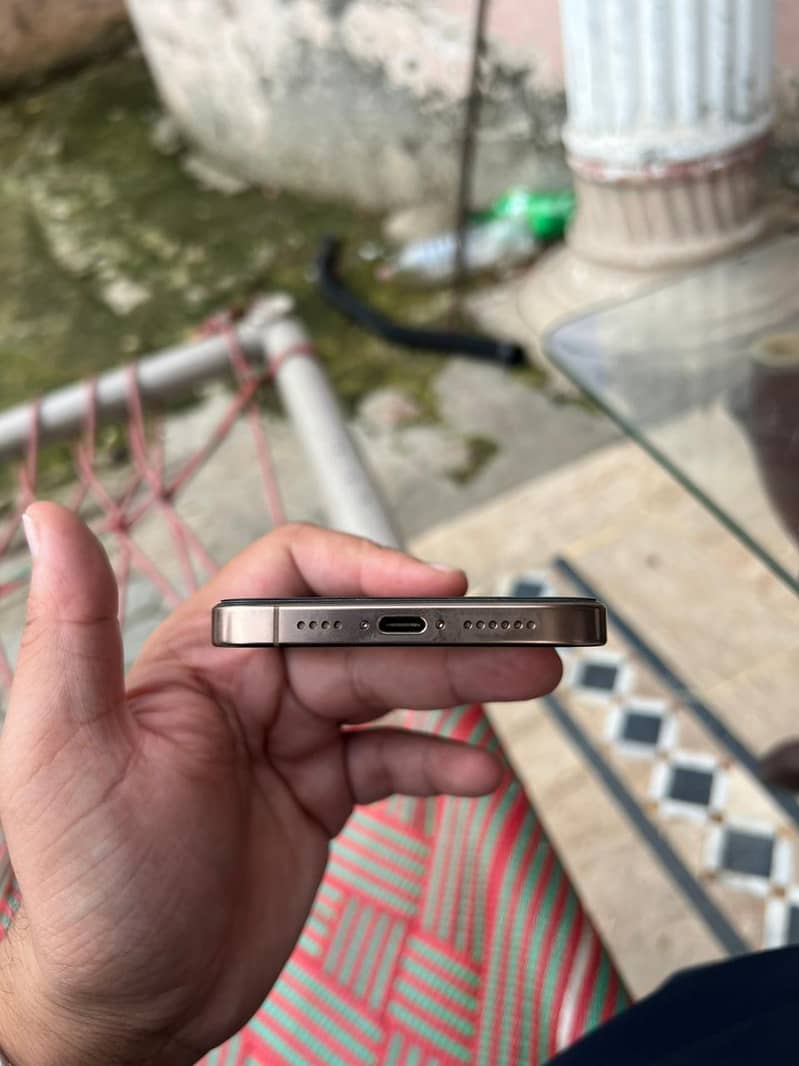 Apple iPhone 16 Pro Max 10