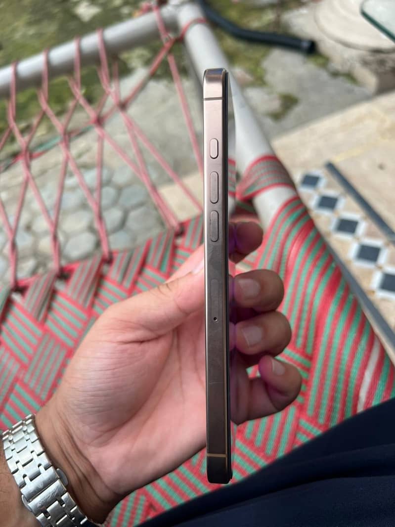 Apple iPhone 16 Pro Max 12