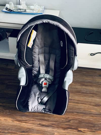 Graco baby car seat and carry cot 10/10 condition