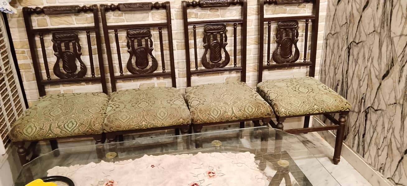 4 chairs 0