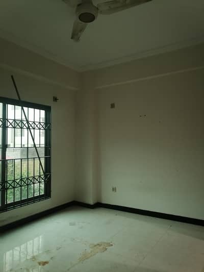 1 room for family or batchelrs rent in h. 13