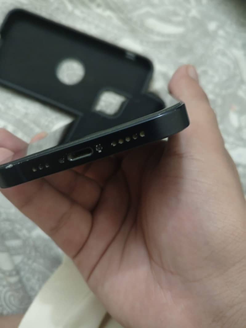 Apple iPhone 12 4
