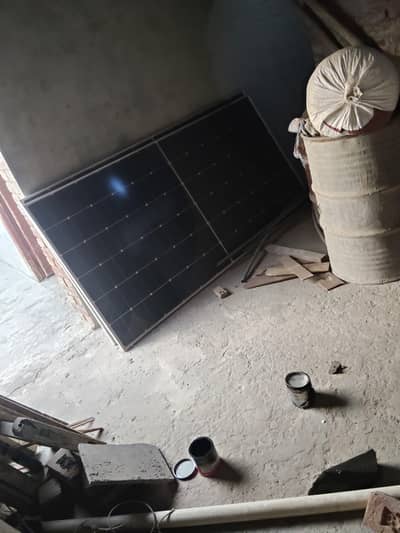 2 nos solar panel 585 watt