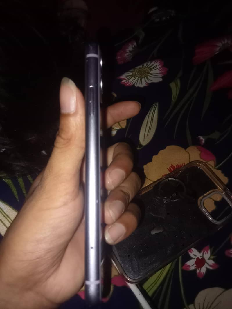 Apple iPhone 11 4