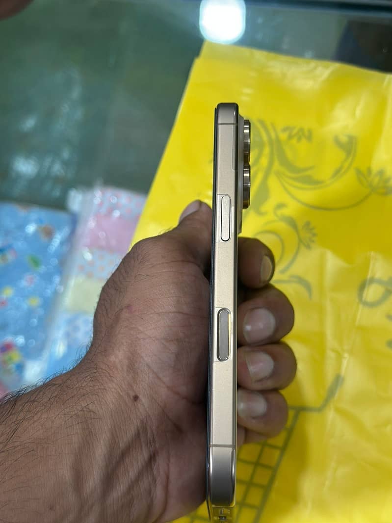 Apple iPhone 16 Pro 1