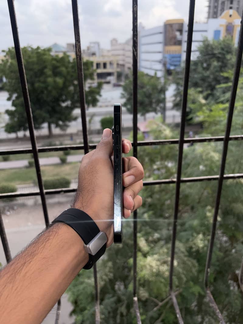 Apple iPhone 13 Pro 2
