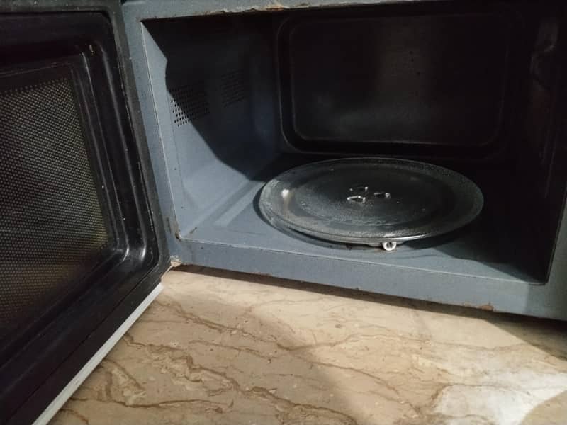 Good Conditioned Microwave 1
