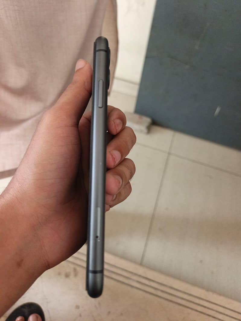 Apple iPhone 11 4