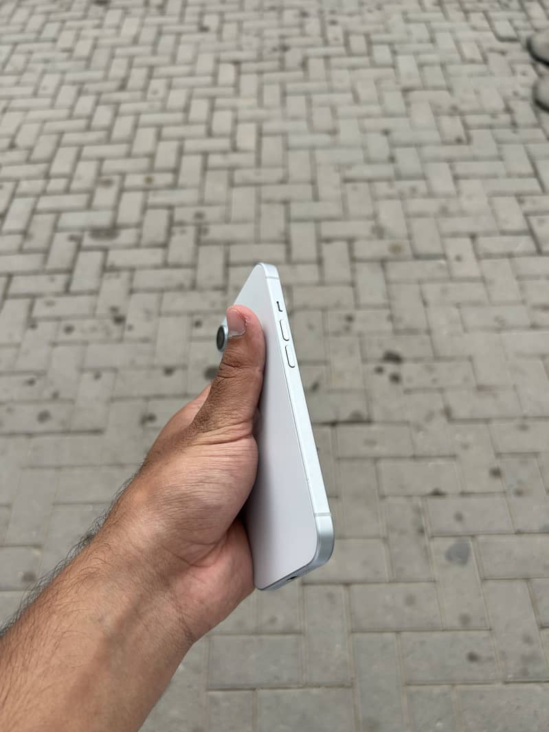 Apple iPhone 15 4