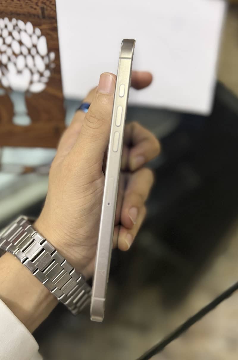 Apple iPhone 16 Pro Max 2