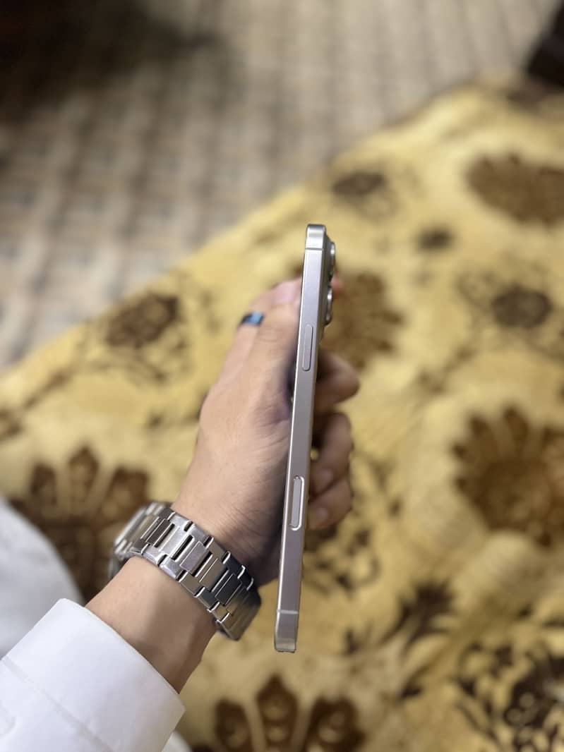 Apple iPhone 16 Pro Max 4