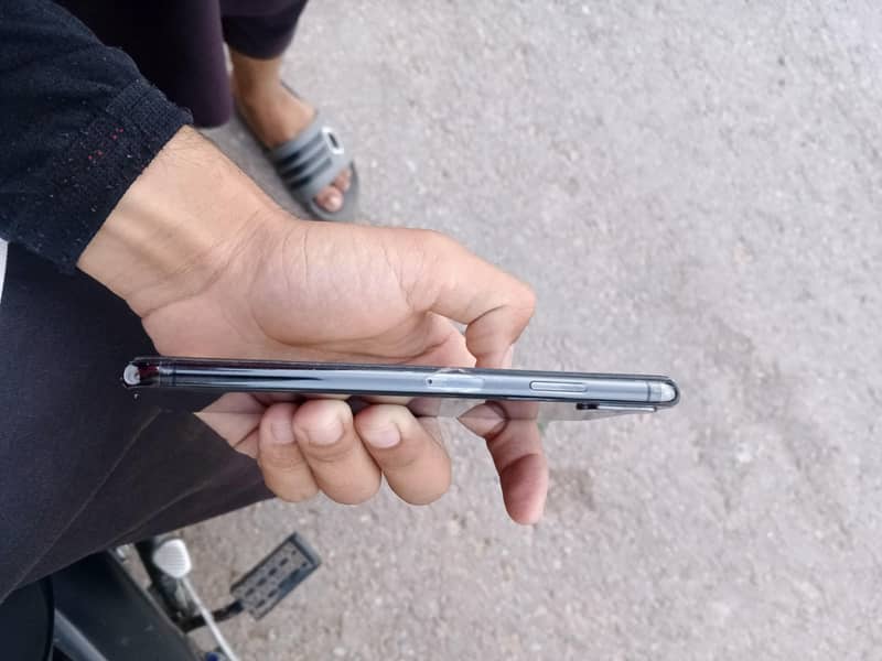 Apple iPhone XS Max 3