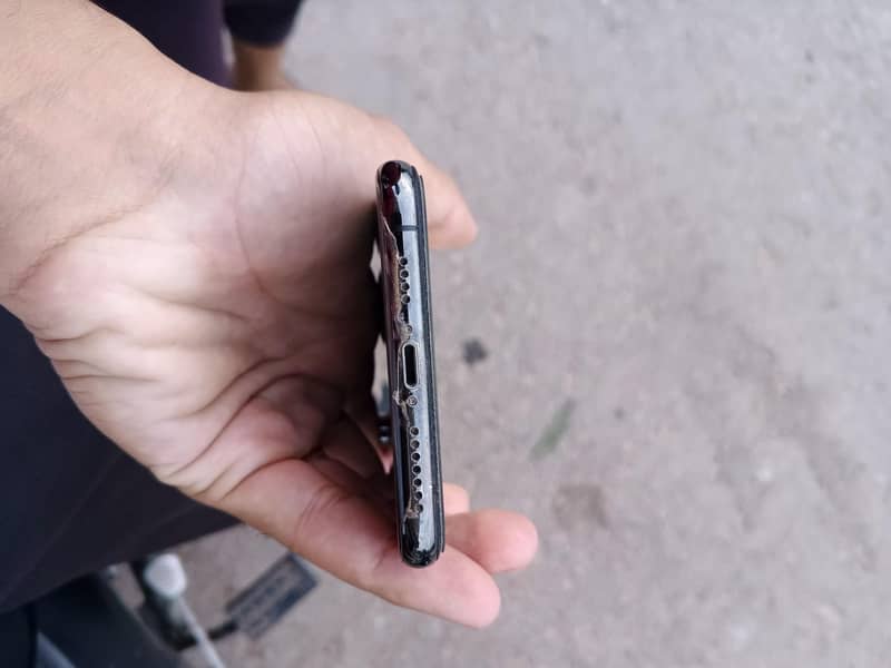 Apple iPhone XS Max 4