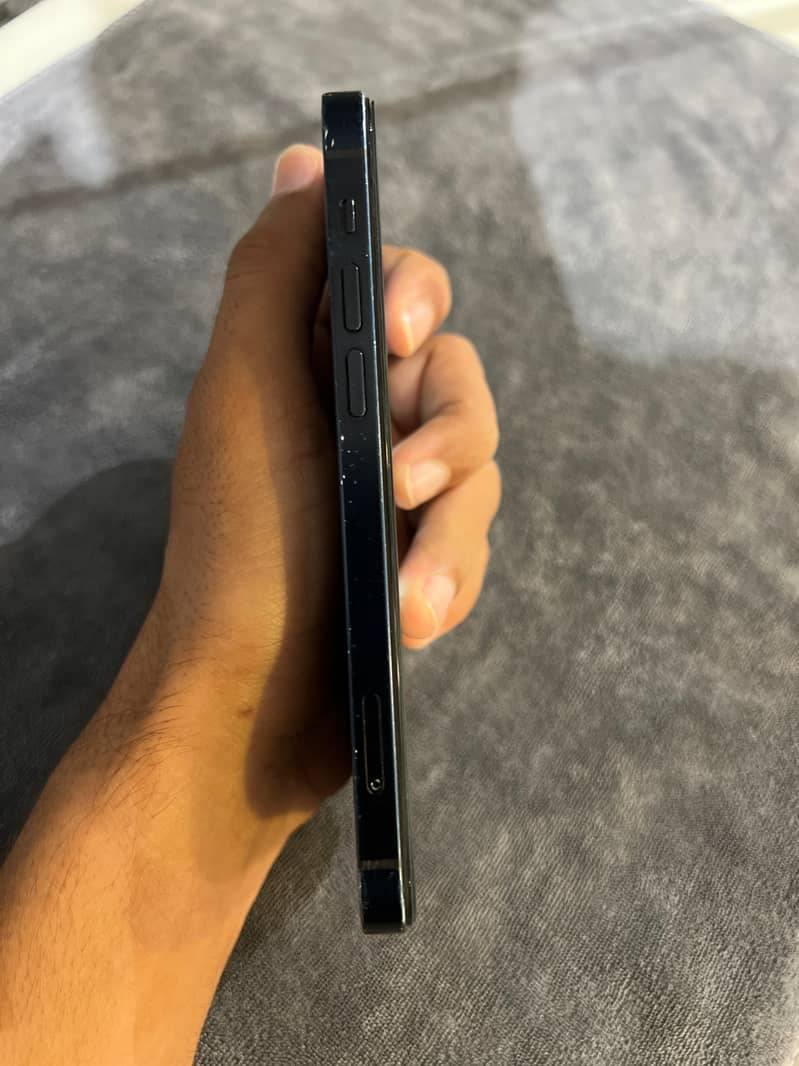 Apple iPhone 12 4
