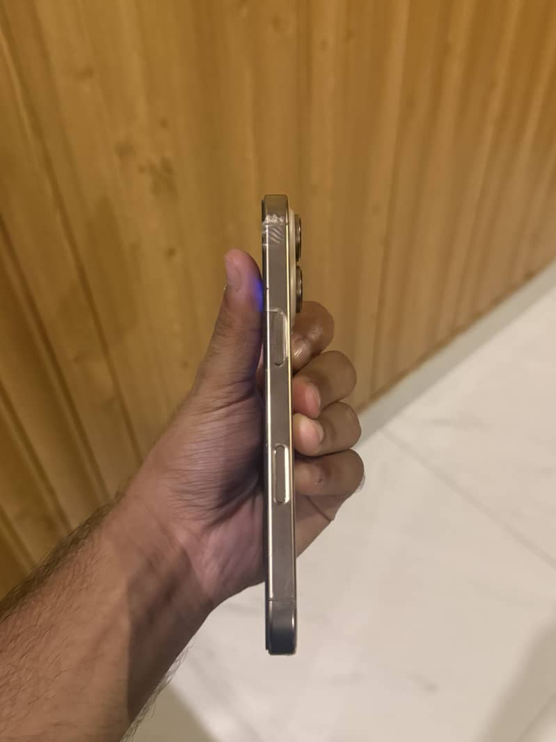 Apple iPhone 16 Pro 3