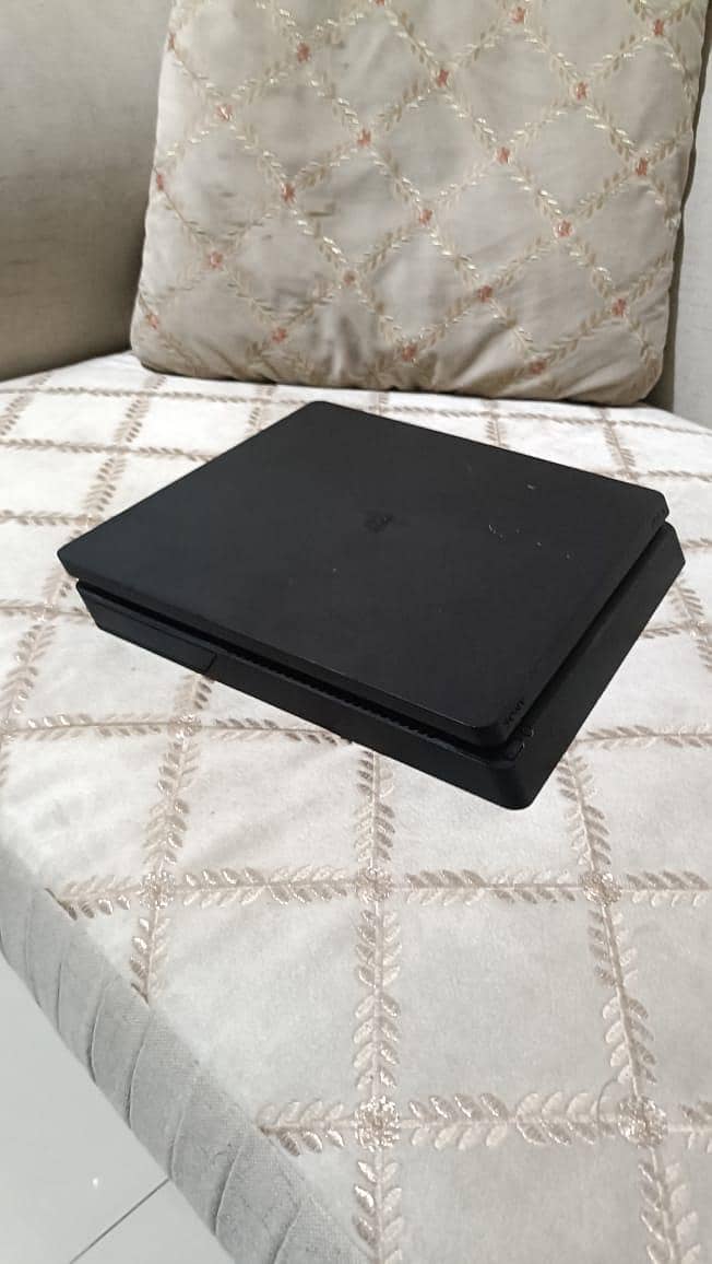 PS4 slim 1