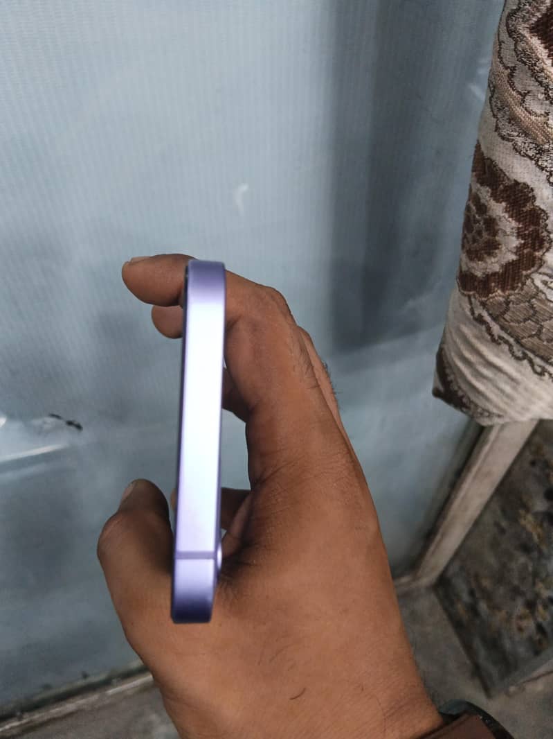 Apple iPhone 12 4