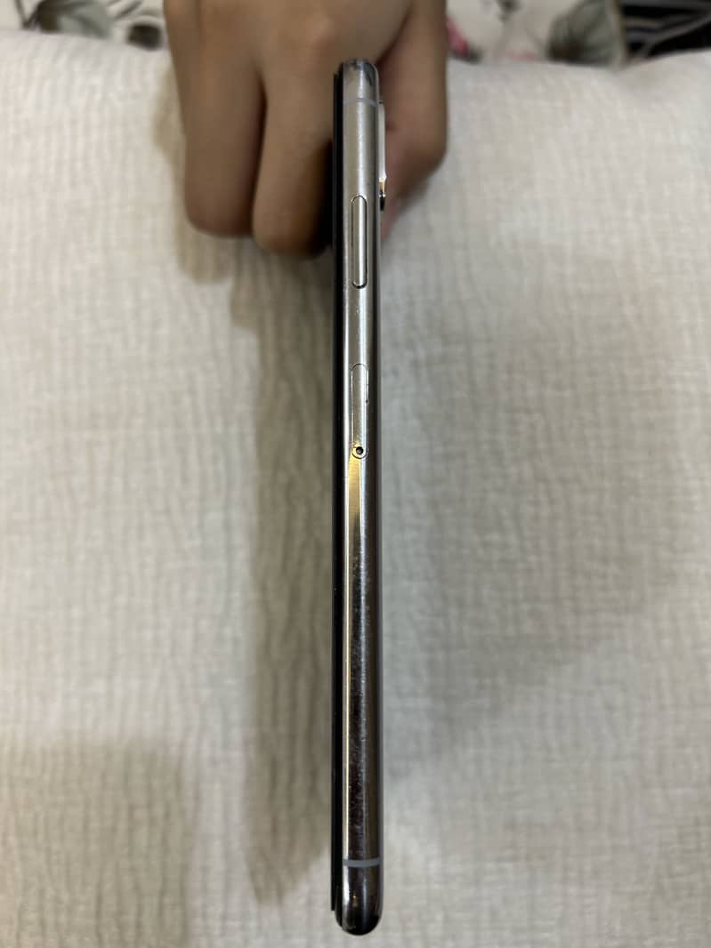 Apple iPhone XS Max 4