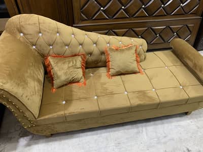 Beautiful classic wooden couch in good condition.