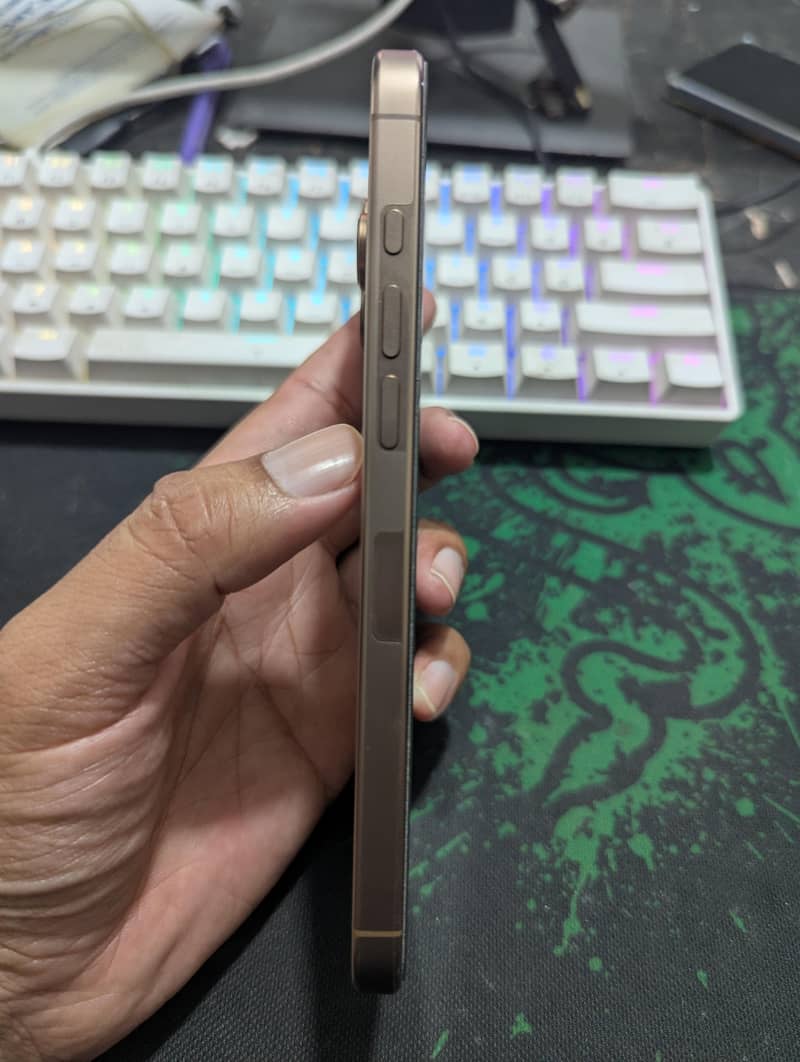 Apple iPhone 16 Pro Max 2