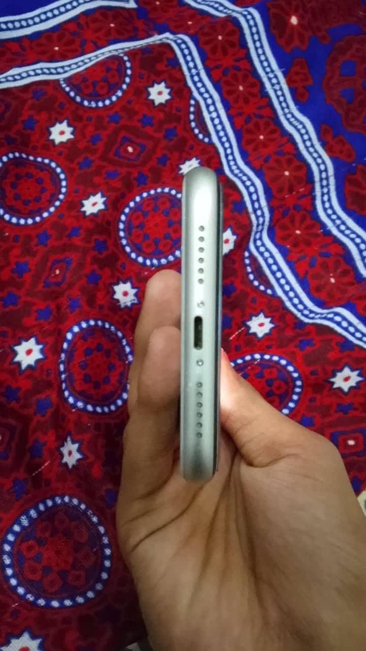 Apple iPhone 11 0