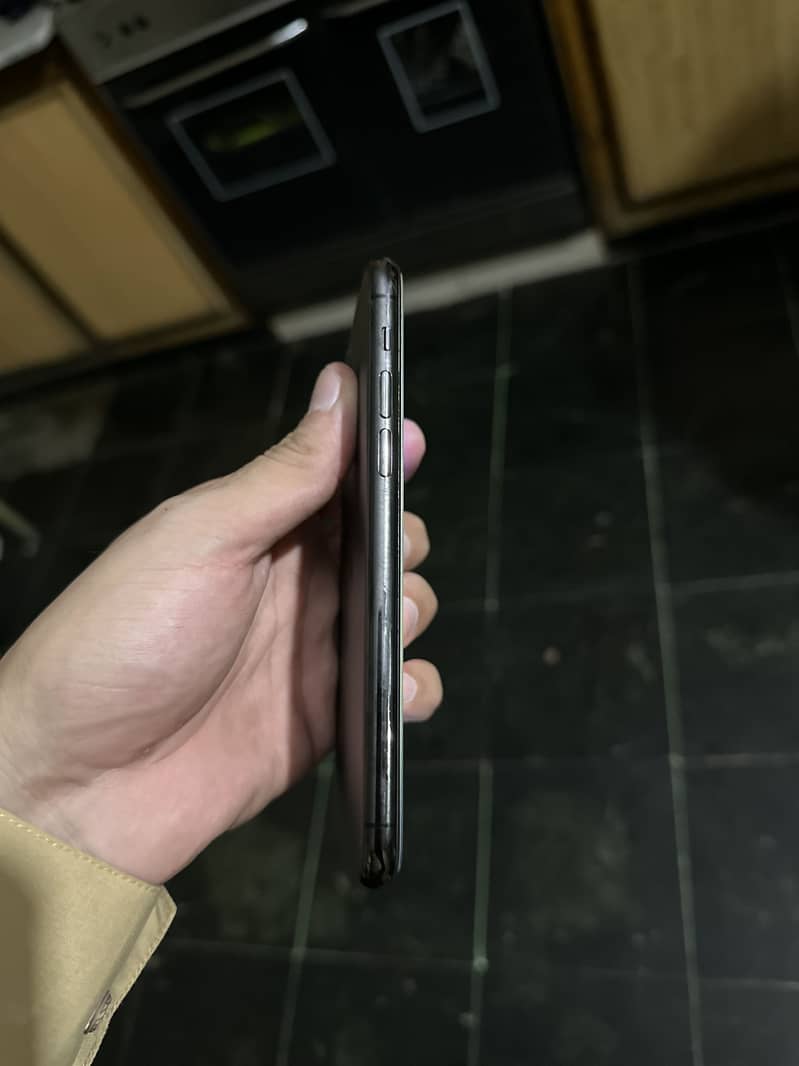 Apple iPhone 11 Pro 4