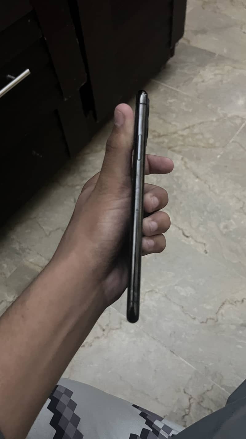 Apple iPhone 11 Pro Max 4